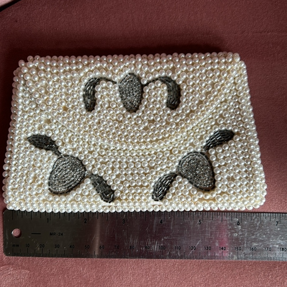 Vintage Bentsons 1920’s art Deco pearl clutch. 6.5”x 4” - Picture 6 of 9
